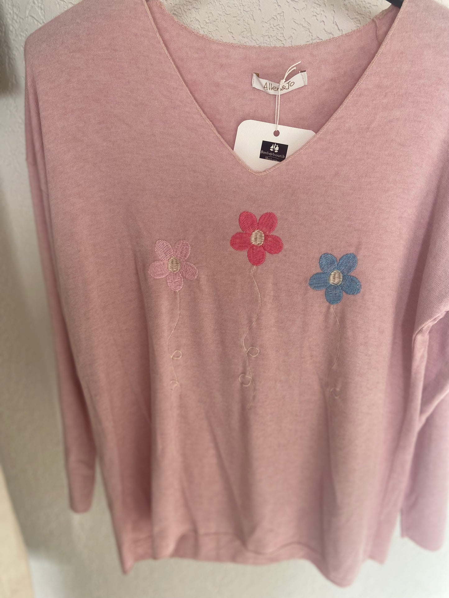 "Pull marguerites viscose - vue rapprochée détails motif floral"