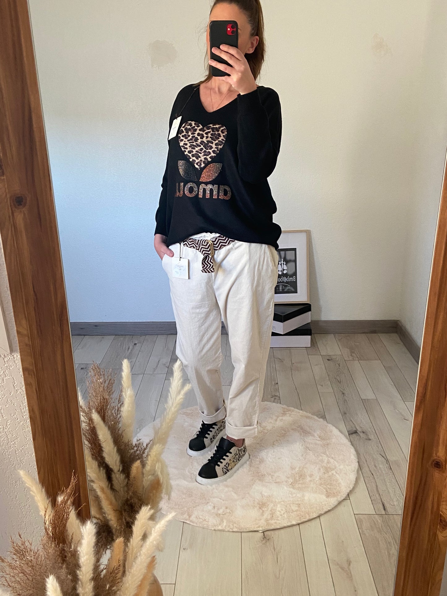 Pantalon Cindy beige avec ceinture dorée - Vue de face style bohème élégant