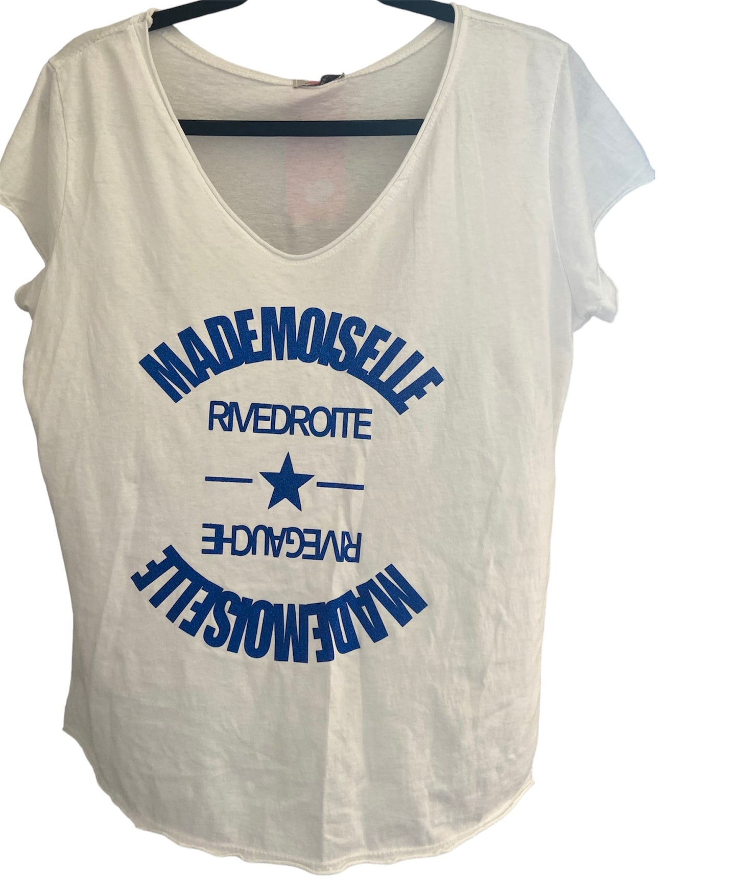 Tee-shirt rive droite rive gauche - vue rapprochée détails inscription"