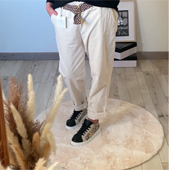 Pantalon Cindy femme vanille avec détails côtelés et ceinture texturée - Style cosy chic