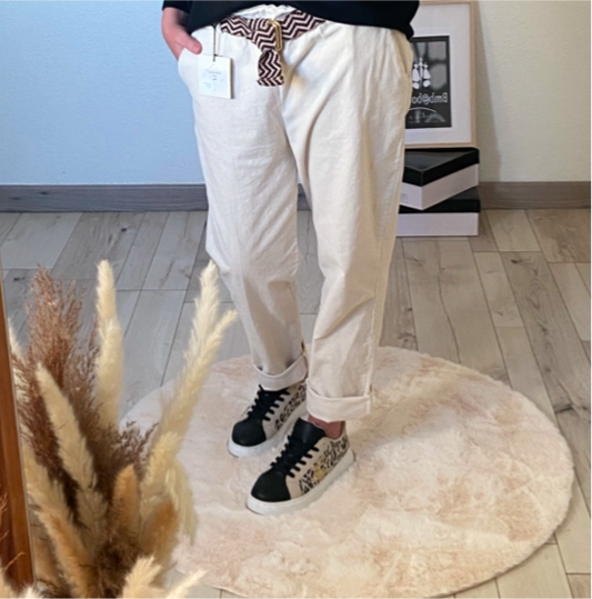 Pantalon Cindy femme vanille avec détails côtelés et ceinture texturée - Style cosy chic
