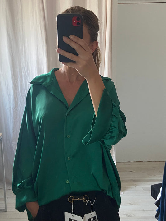 "Chemise satinée vert foncé femme - vue de face portée élégante"