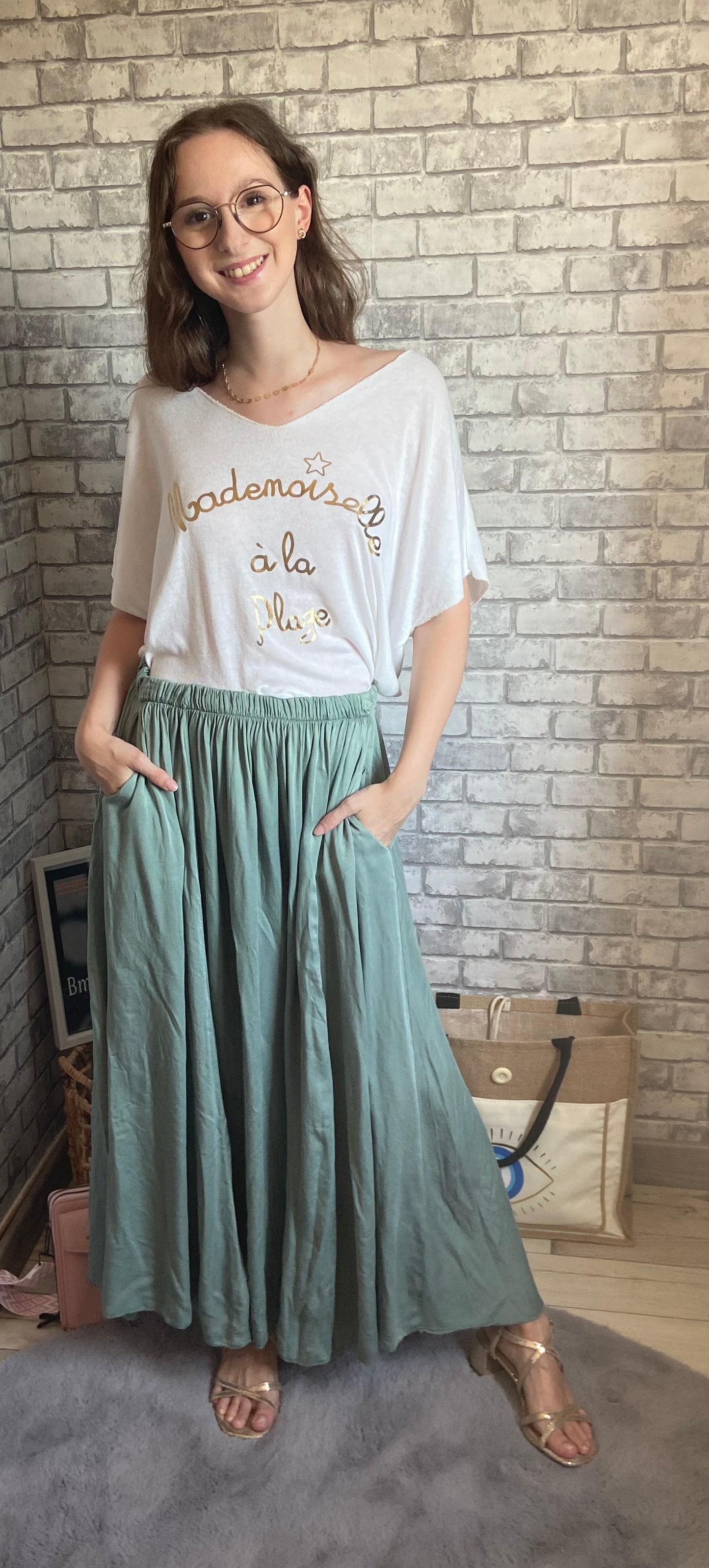 Tee shirt Mademoiselle femme - vue de face portée élégante"