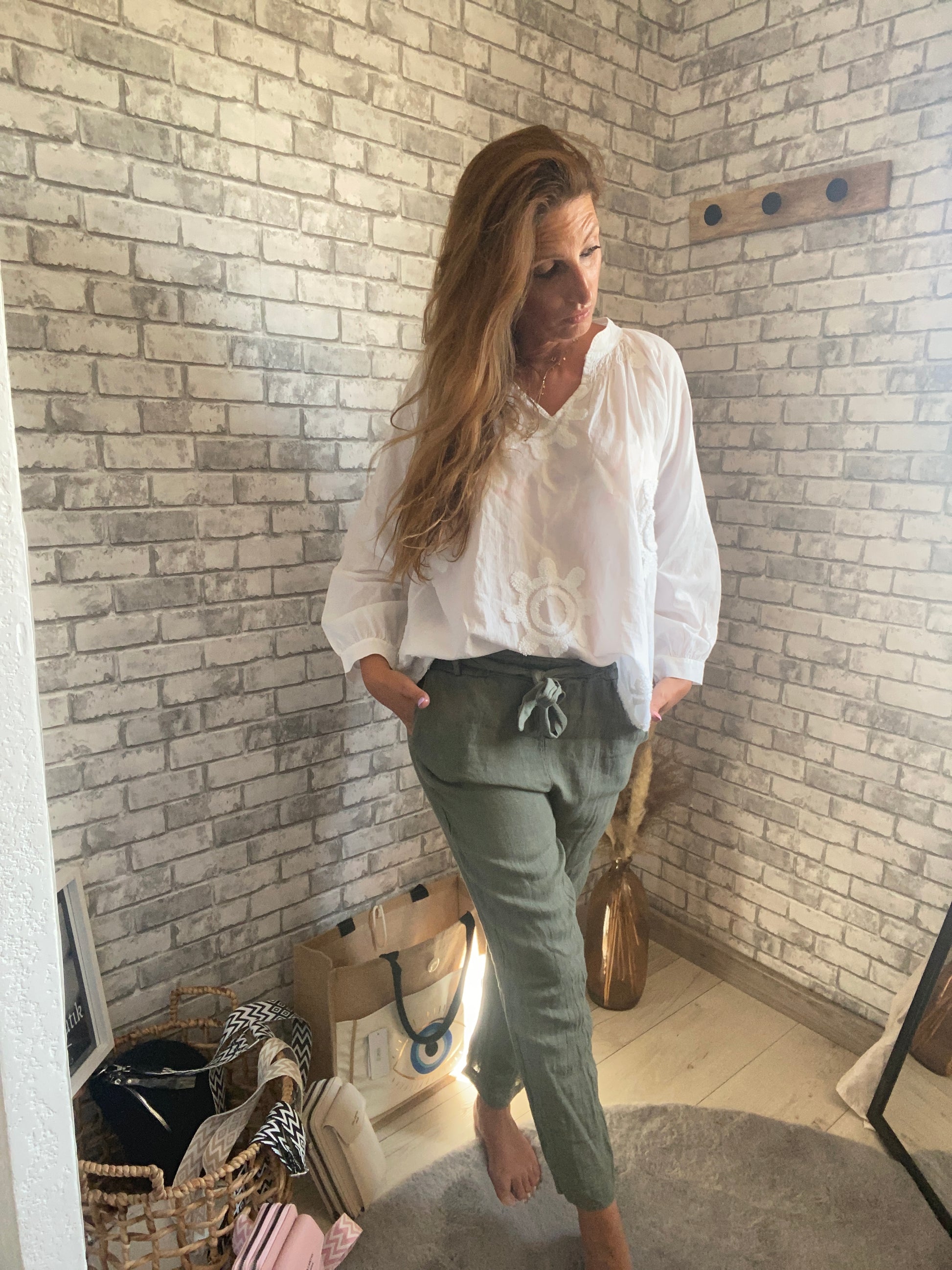 "Pantalon lin femme - vue de face portée élégante"