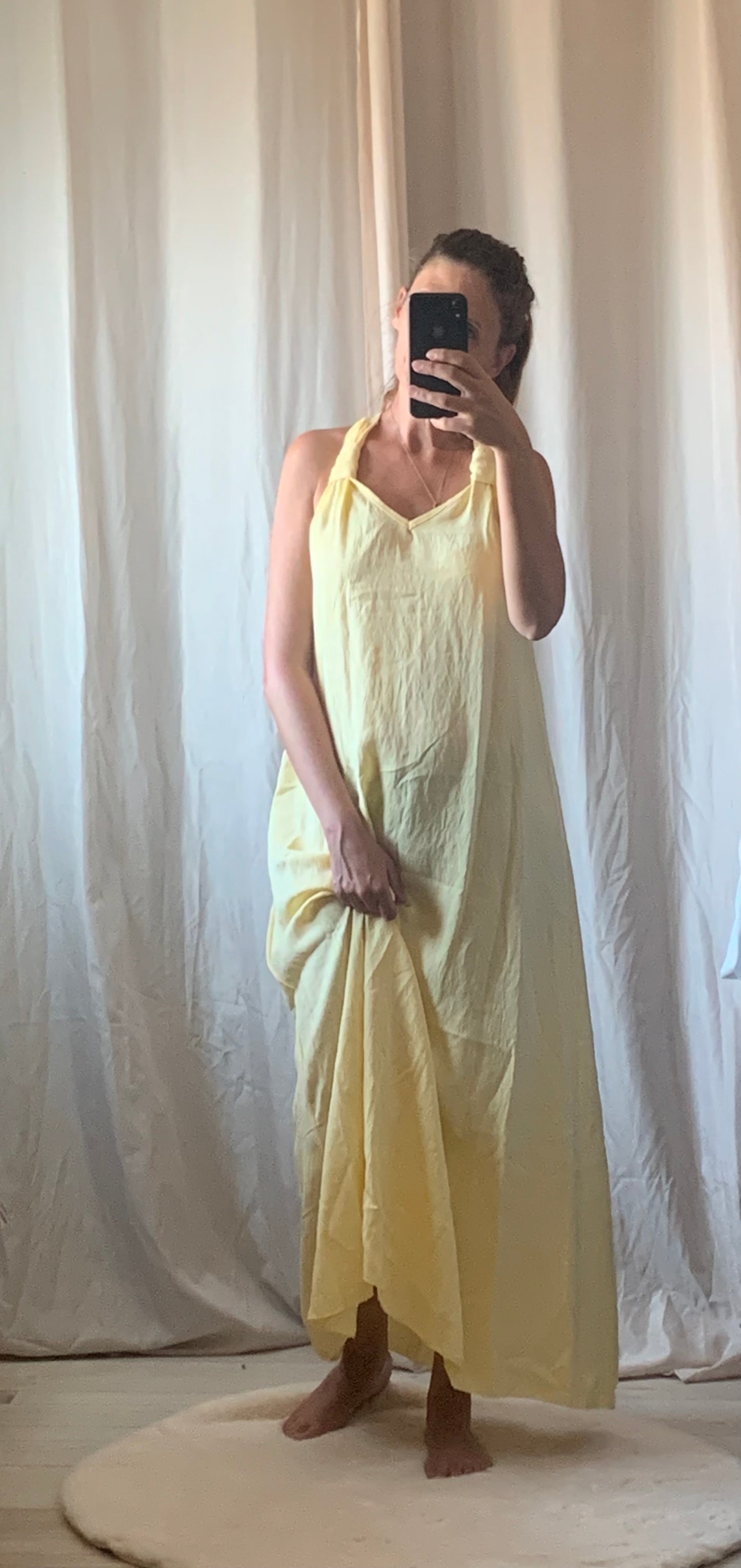 : "Robe Ashley femme - élégance moderne vue de face"