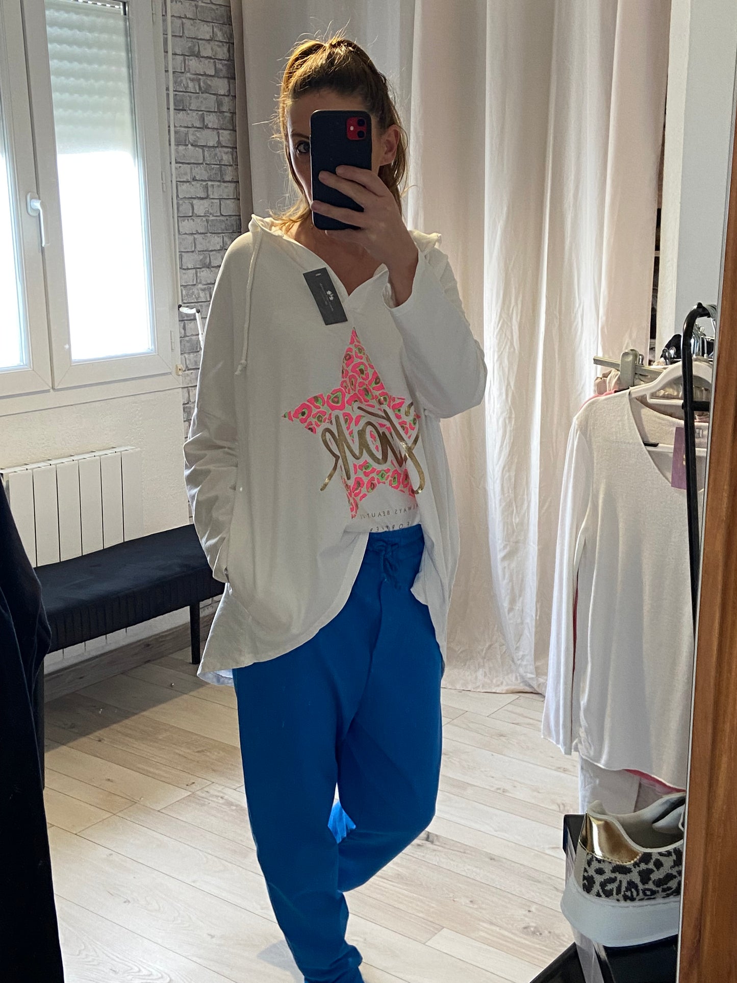 Jogging bleu femme coupe ajustée - Détail poches et finitions sportswear
