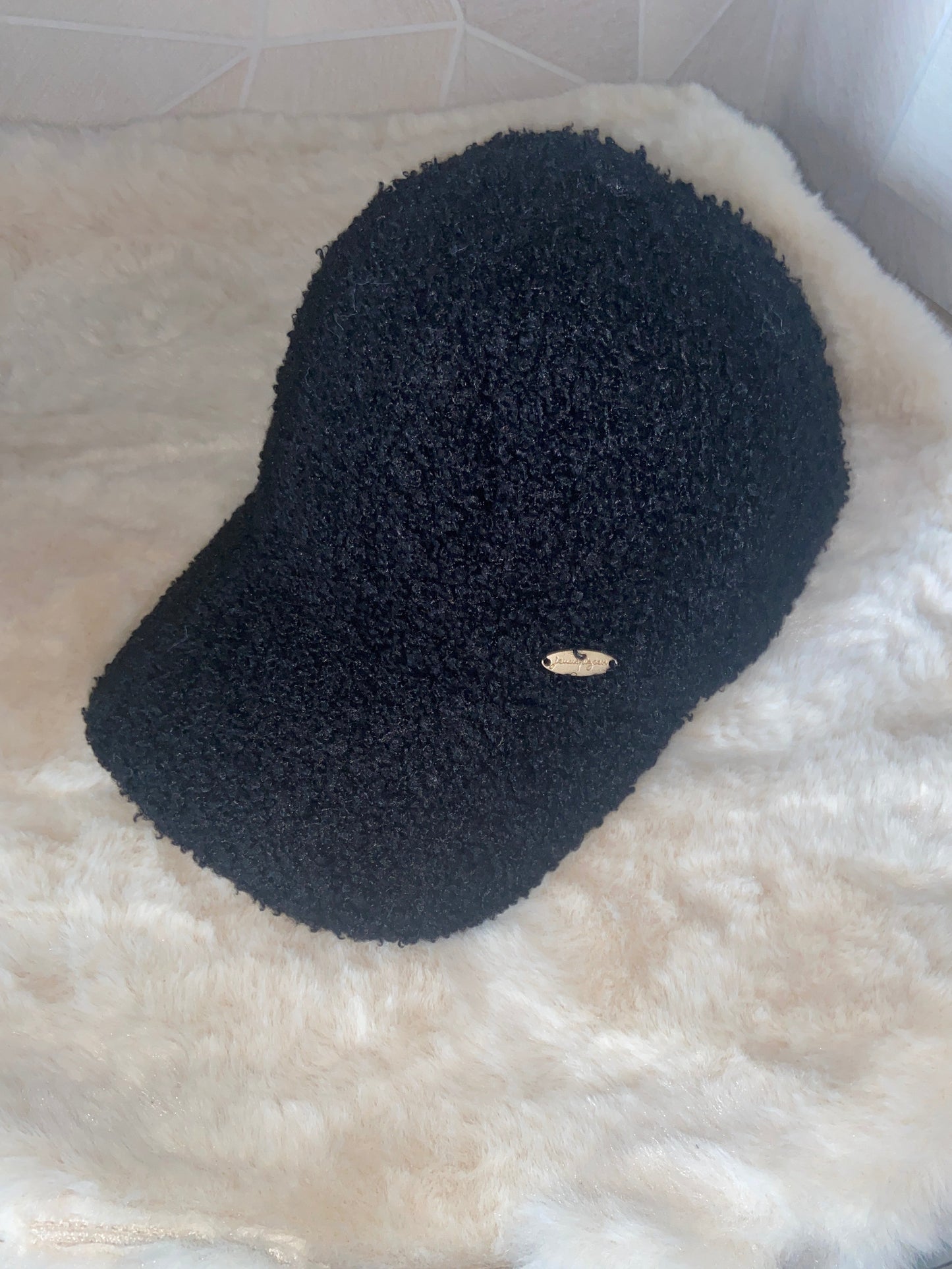 "Casquette bouclette noire femme - style urbain cocooning vue de face"