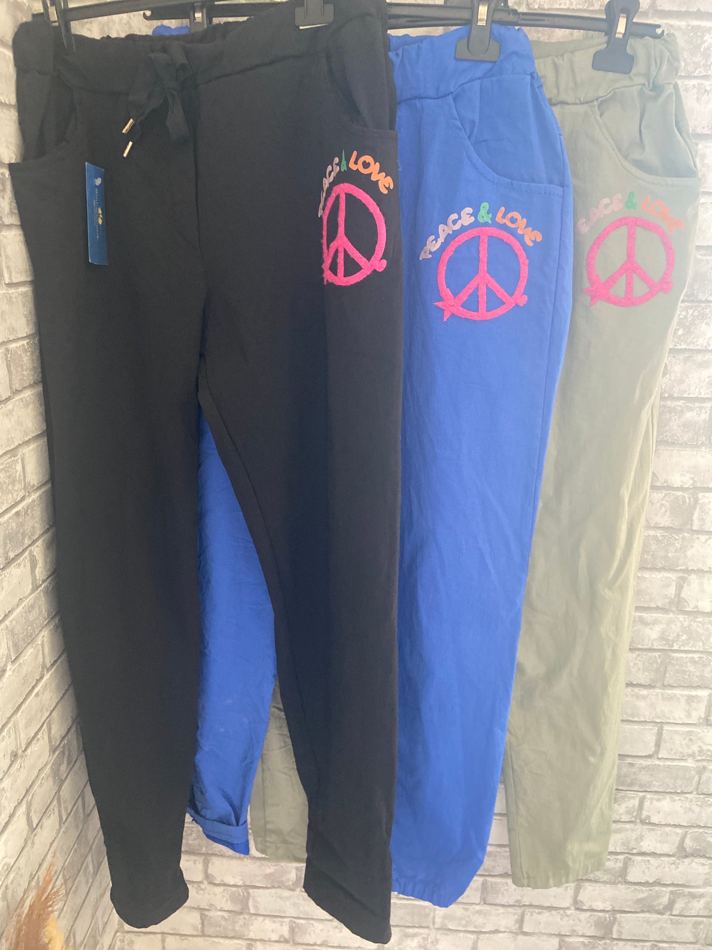 Pantalon jog peace - vue trois-quarts lifestyle casual"