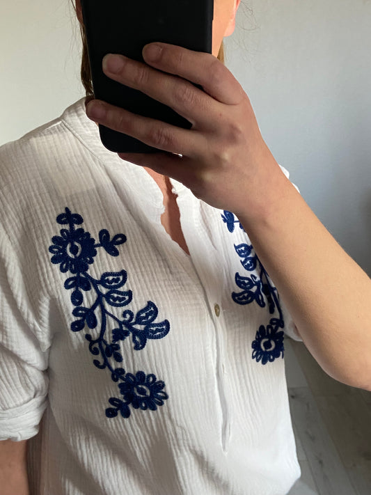 "Chemise broderie blanche détails floraux - vue de face portée"