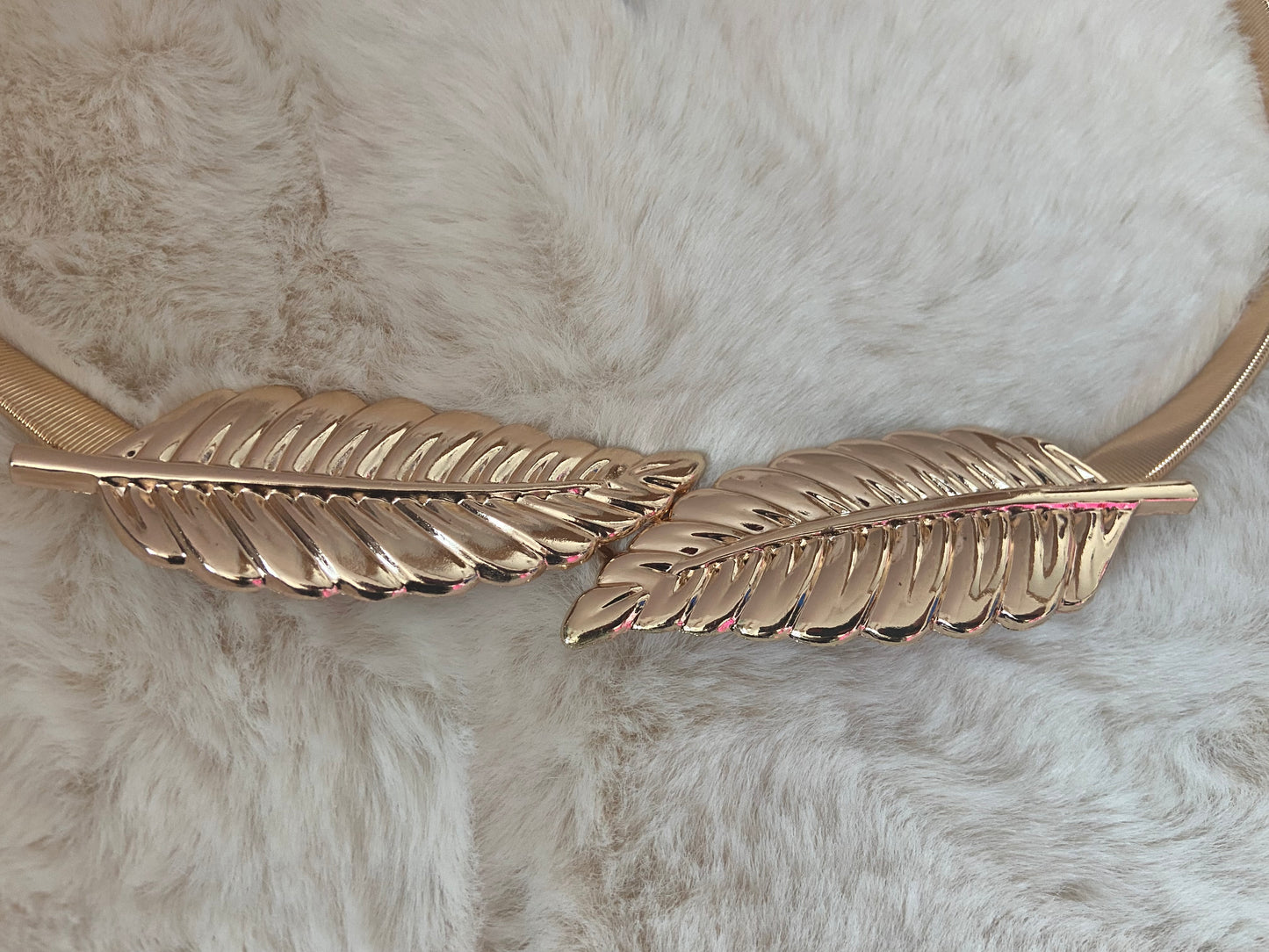 "Ceinture métallique motif feuille - vue rapprochée boucle dorée"