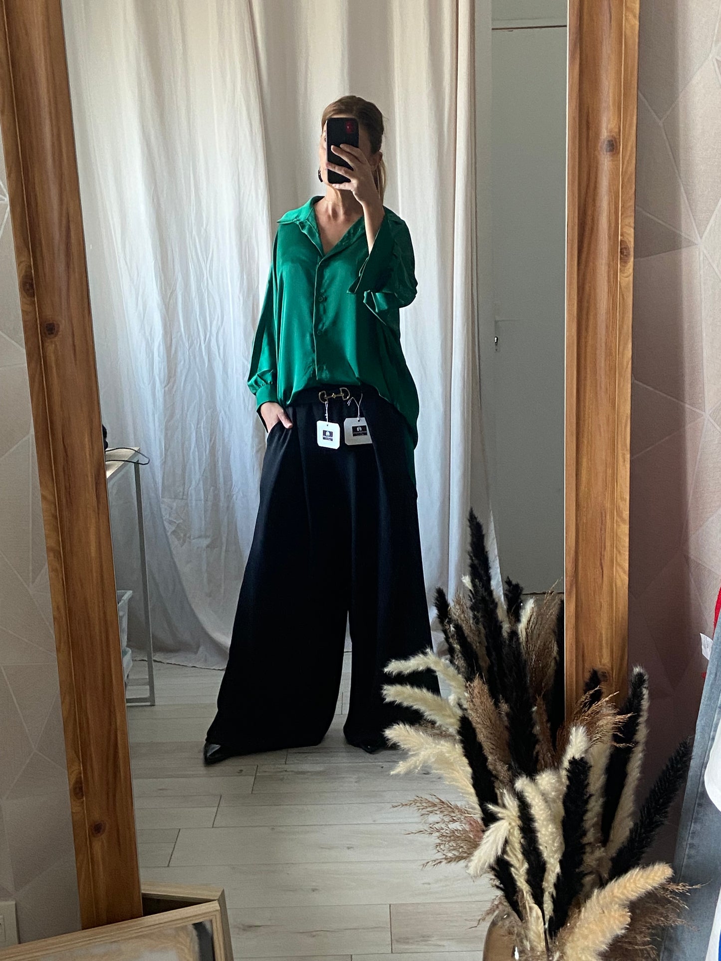 Chemise vert foncé satinée - détails col et boutonnage"