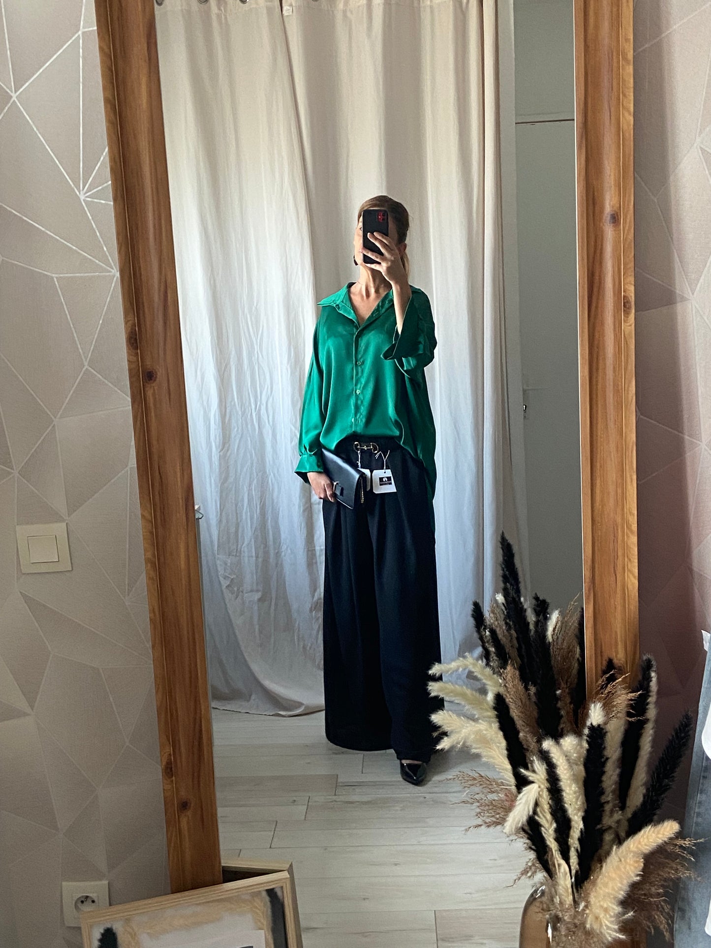 "Chemise effet satin vert émeraude - vue trois-quarts lifestyle"