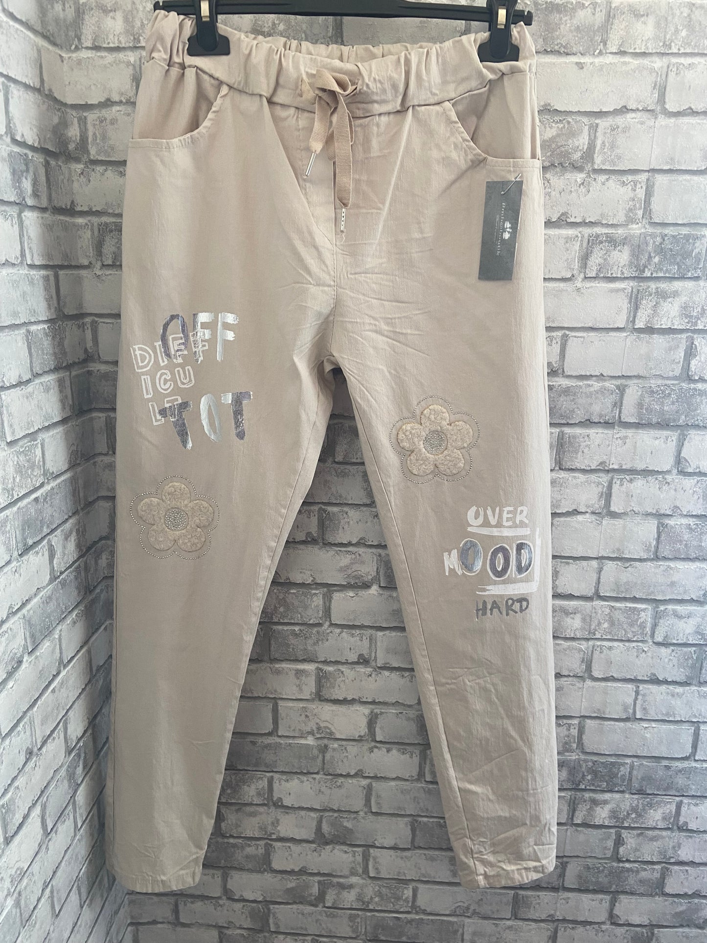 "Pantalon jogging toutes morphologies - vue trois-quarts lifestyle"
