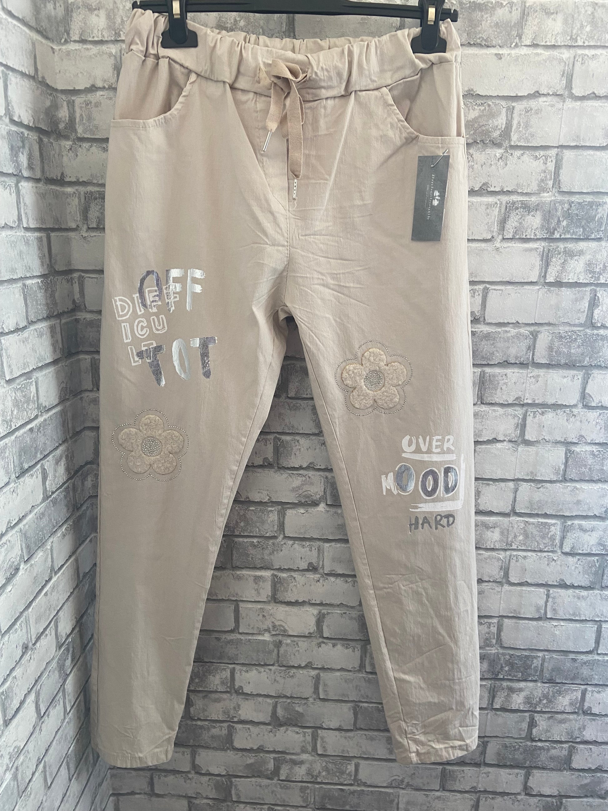 "Pantalon jogging toutes morphologies - vue trois-quarts lifestyle"
