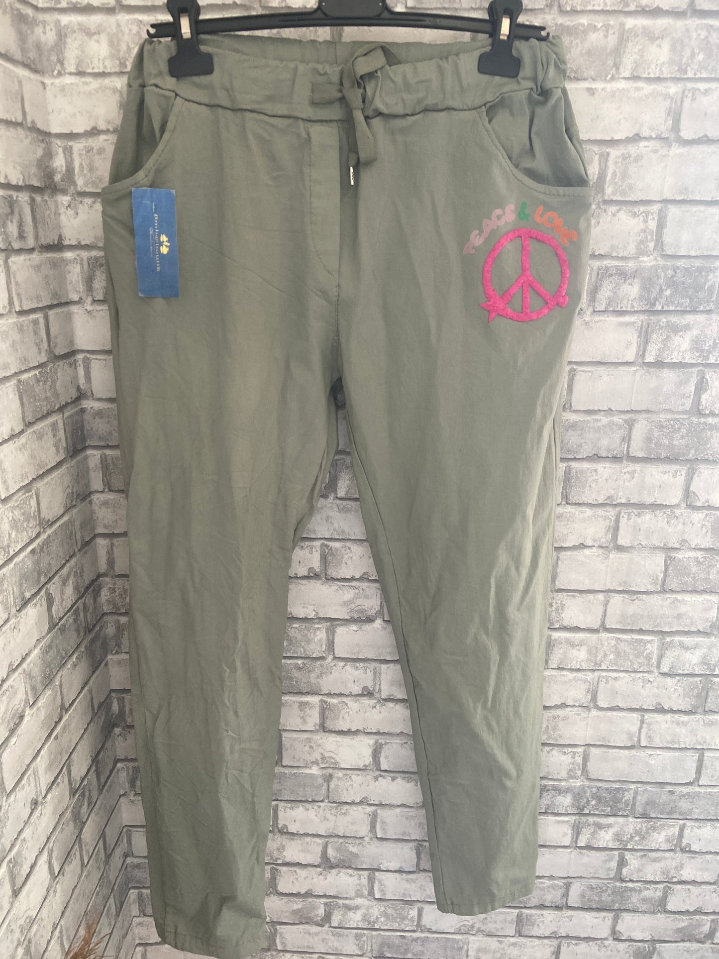  "Pantalon peace jog - vue rapprochée détails motif peace"