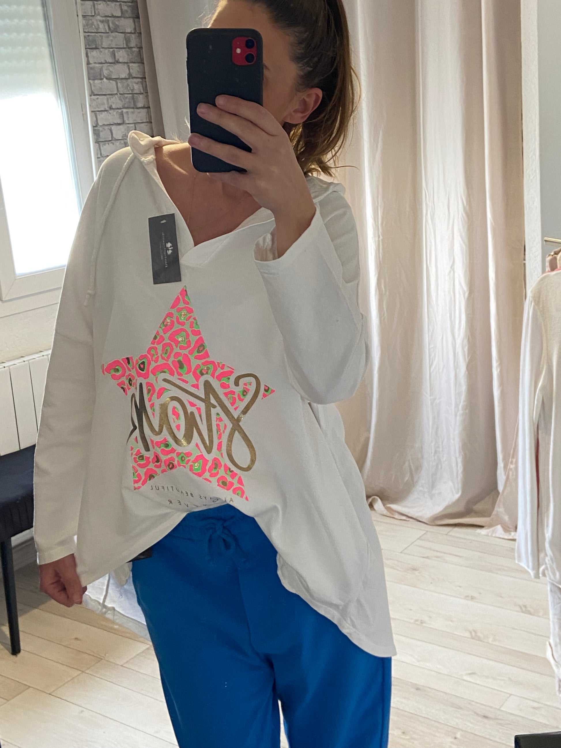 Pull star étoile femme blanc ou bleu - vue de face portée"