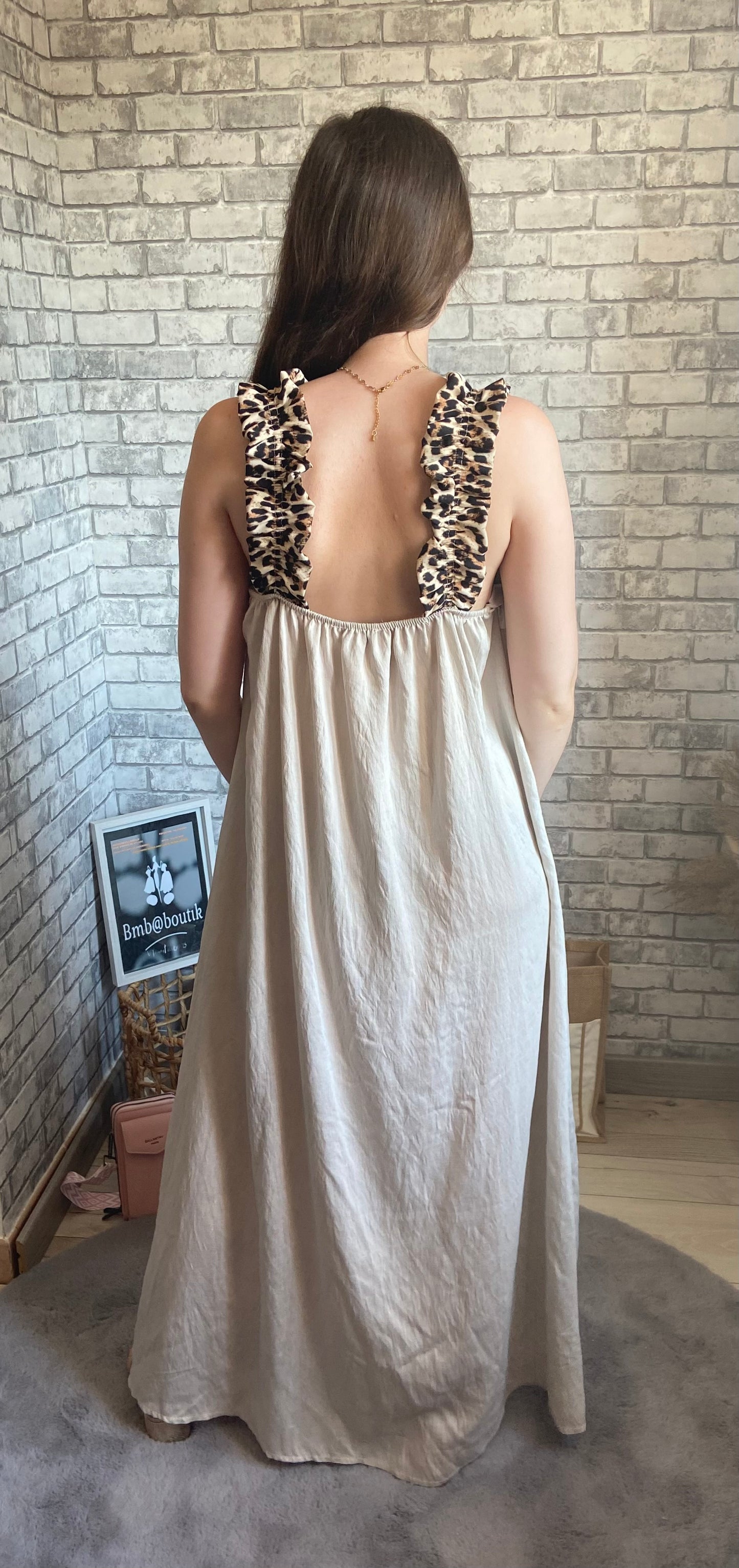 "Robe longue léopard - vue DOS portée style animal print"