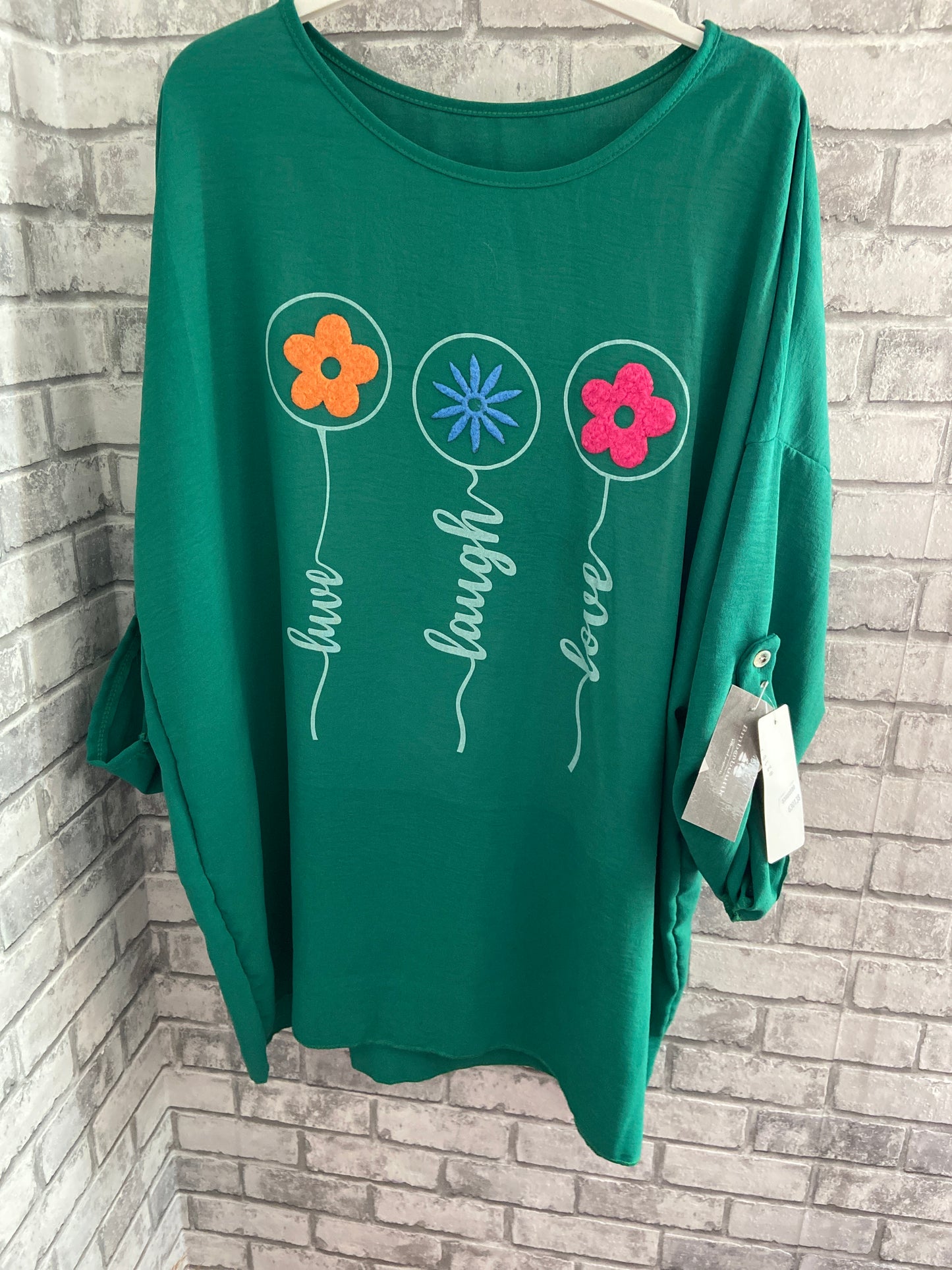 Tee shirt vert émeraude motifs fleurs Flora - vue de dos portée"