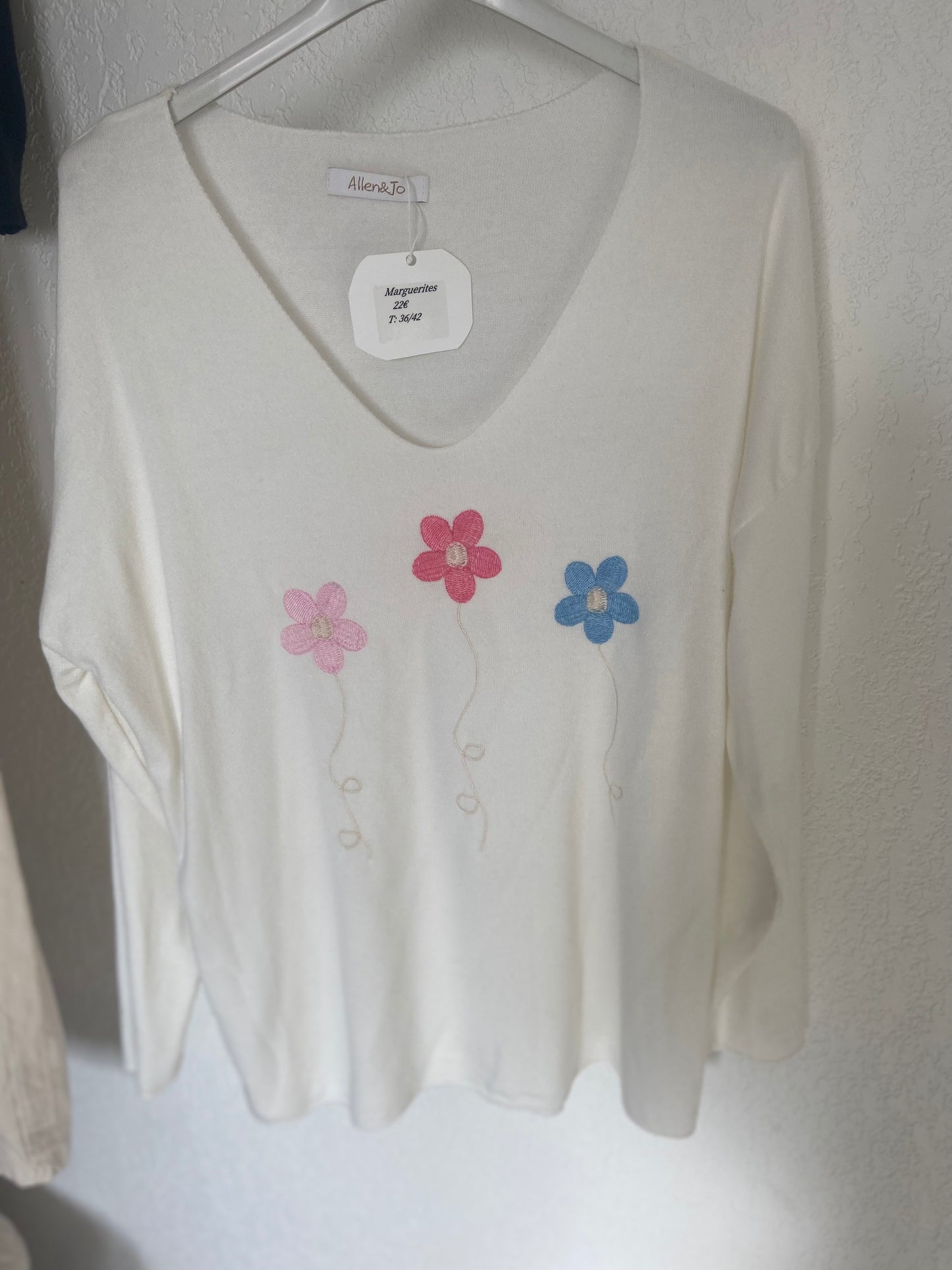  "Pull marguerites viscose femme - vue de face coupe flatteuse"