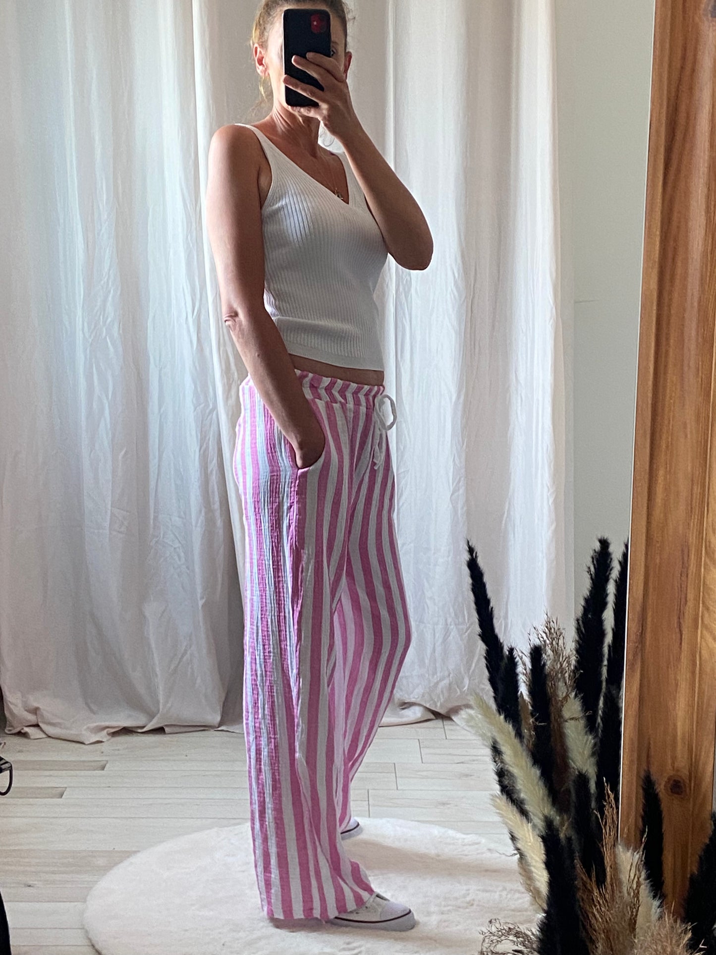 Pantalon fluide rayé rose - Détail taille élastique et tissu léger aérien
