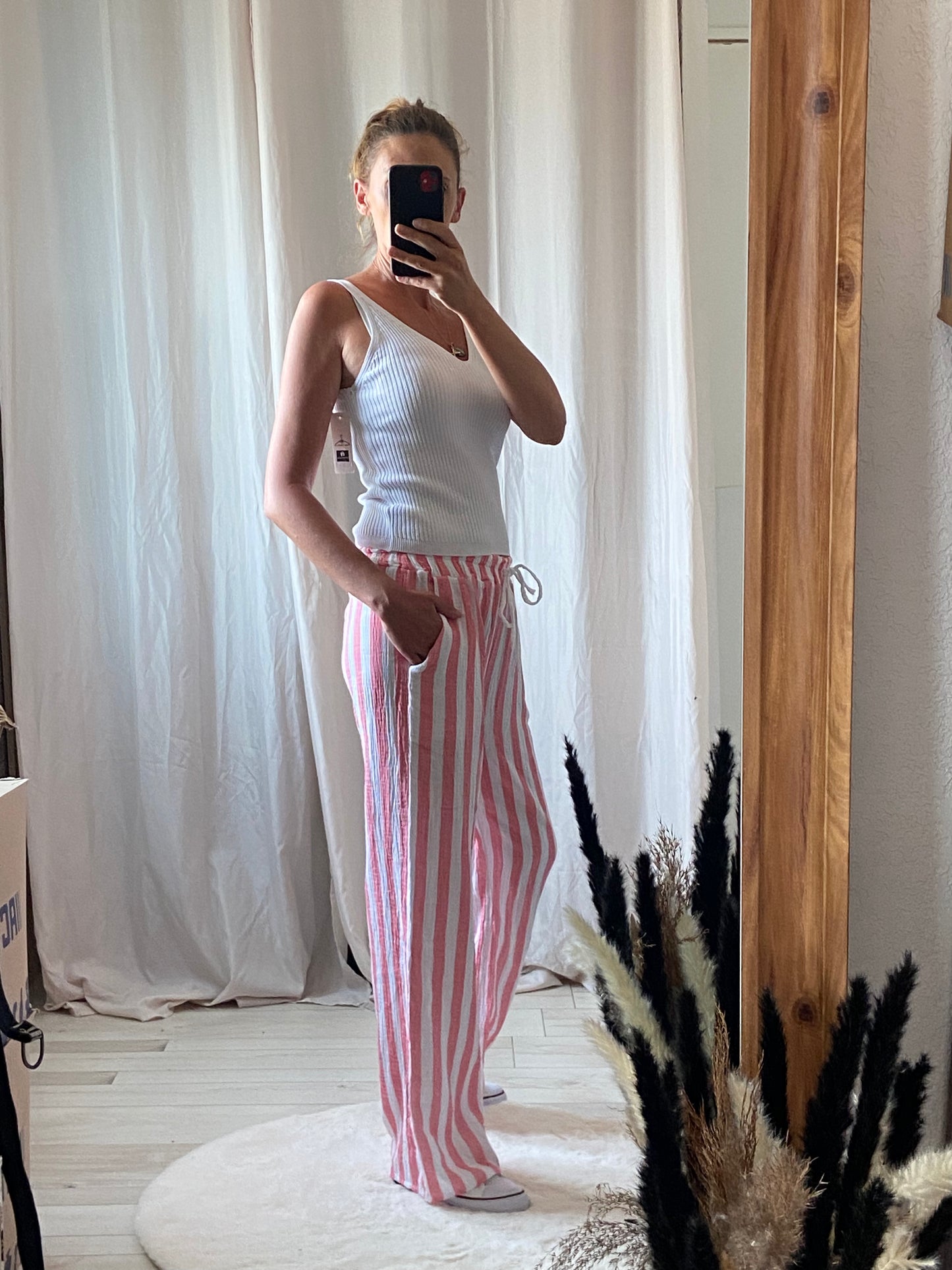 Pantalon rayures fuchsia femme - Vue de face avec cordon de serrage décontracté