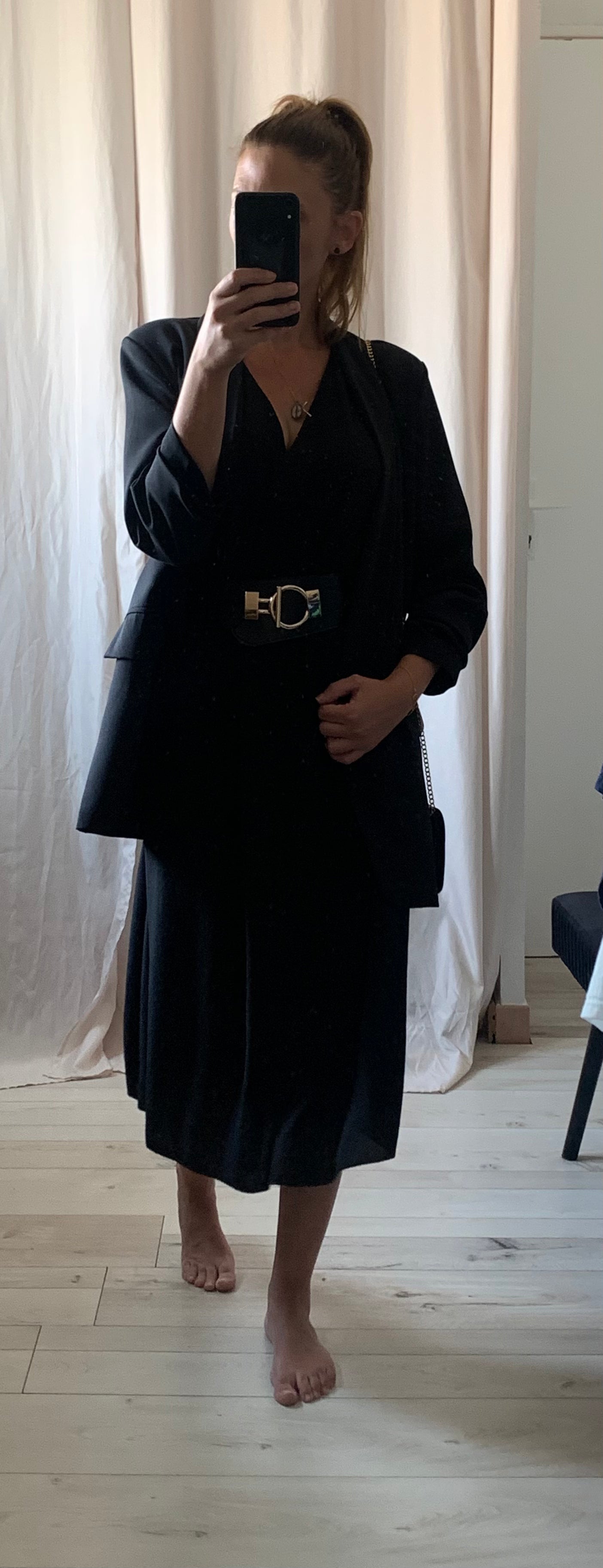 "Robe longue Iris fluide - vue portée de FACE  AVEC CEINTURE 