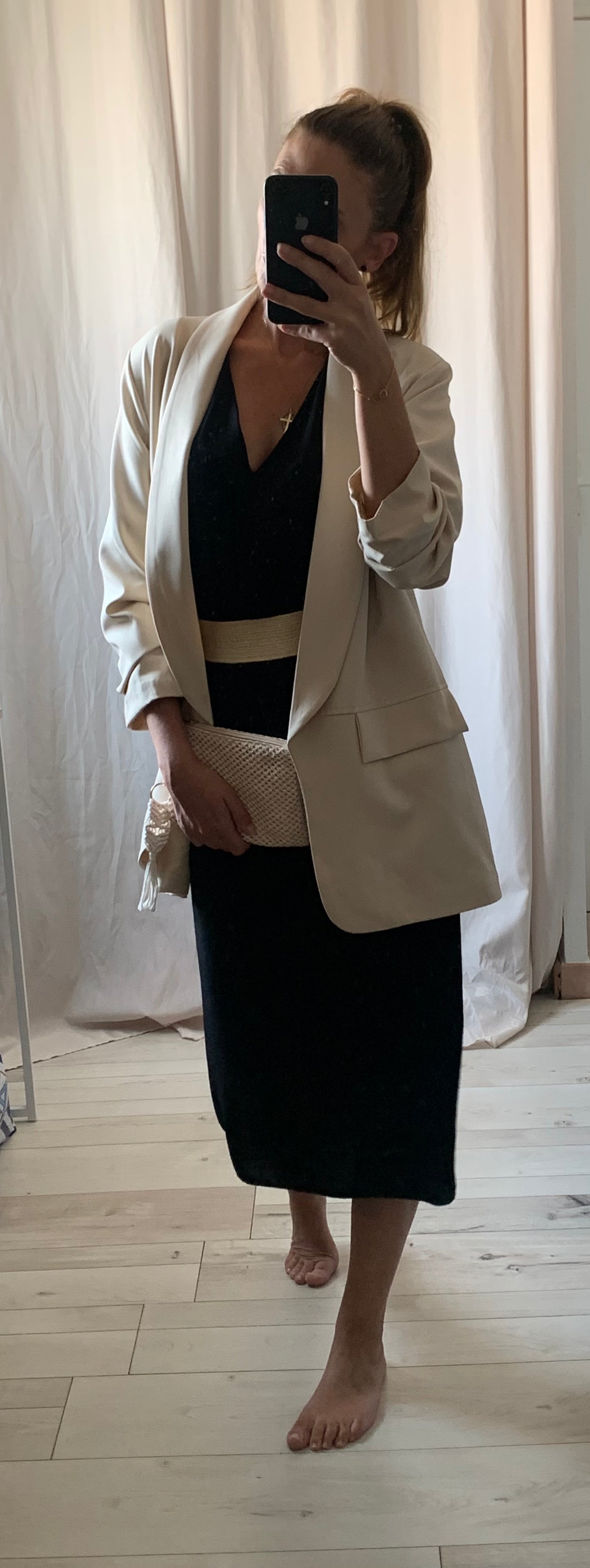 : "Robe Iris détails motifs - vue trois-quarts lifestyle