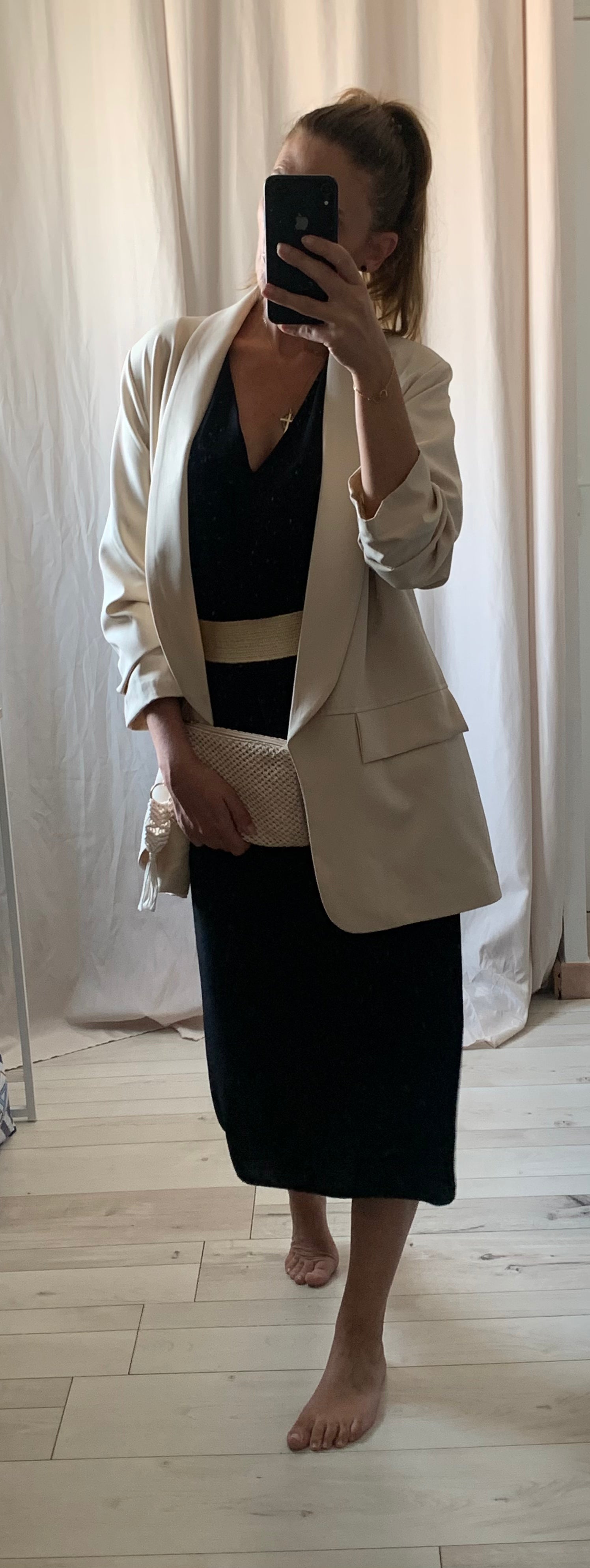 : "Robe Iris détails motifs - vue trois-quarts lifestyle