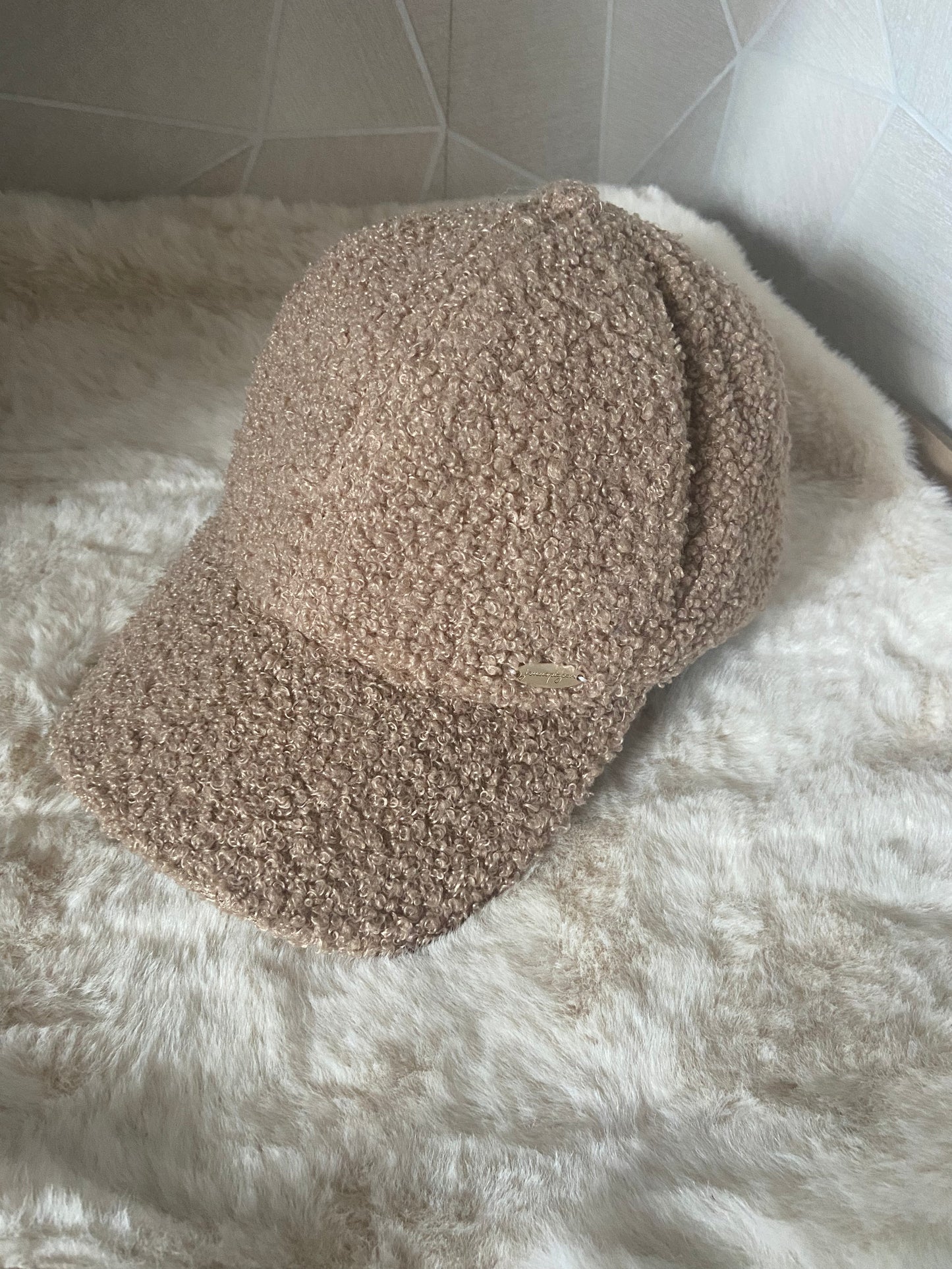"Casquette bouclette beige femme - style cocooning tendance vue de face"