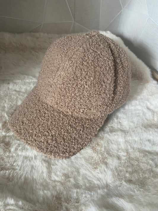 "Casquette bouclette beige femme - style cocooning tendance vue de face"