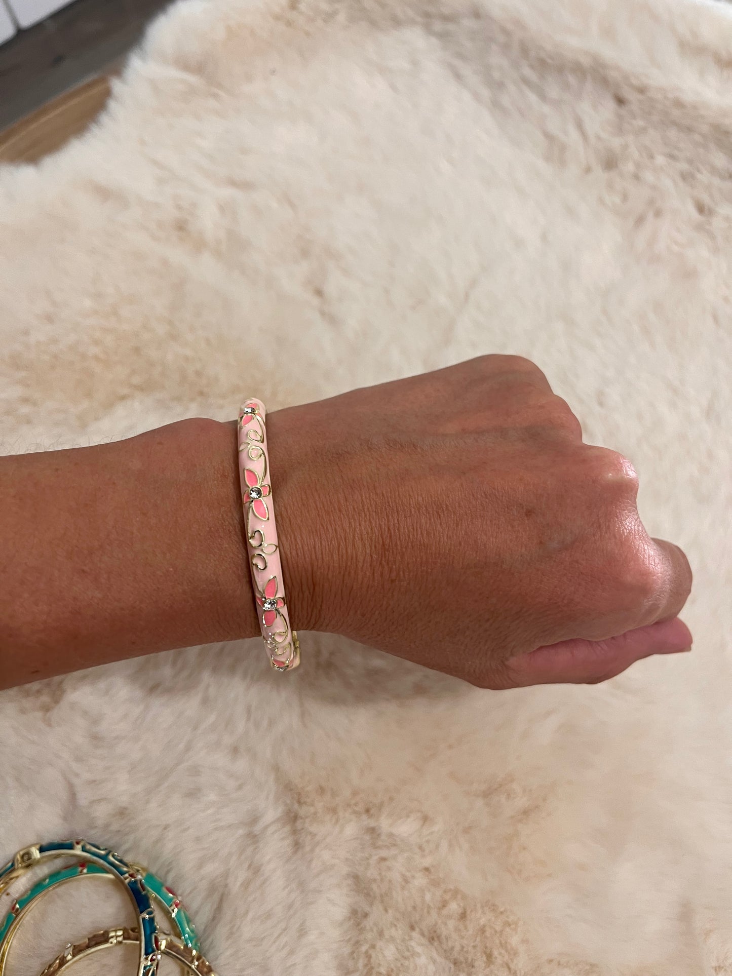Bracelet jonc émaillé à motifs fleuris