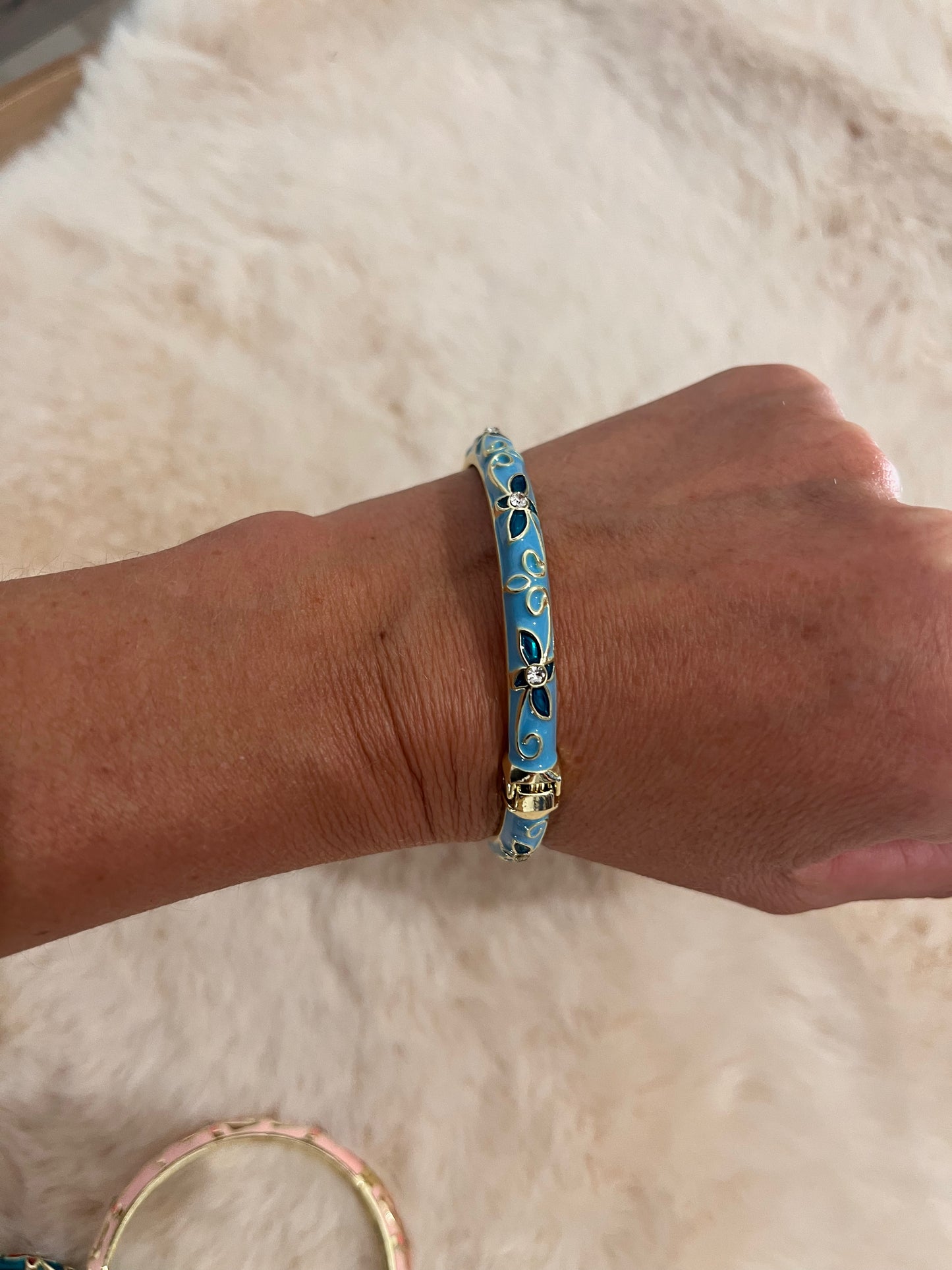 Bracelet jonc émaillé à motifs fleuris