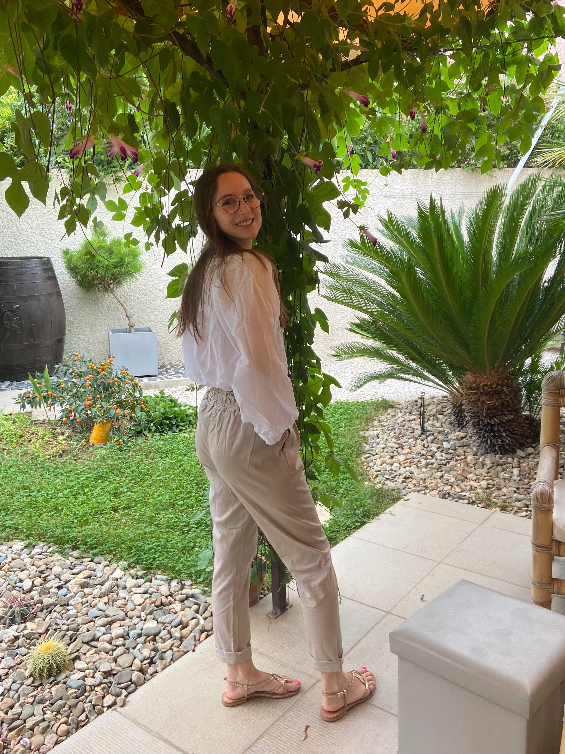 "Pantalon André coupe large - vue trois-quarts lifestyle"