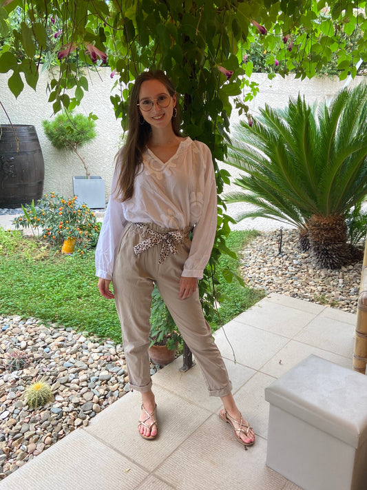 Pantalon André fluide femme - vue de face portée élégante"