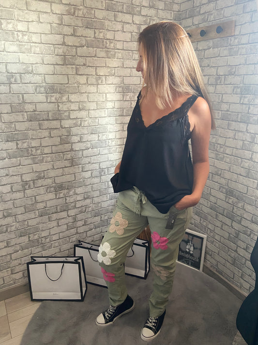 Pantalon cargo kaki Flora avec appliqués floraux - vue de face portée"