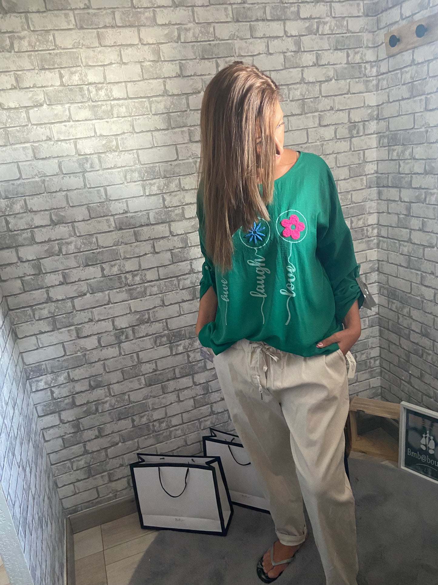 Tee shirt vert émeraude motifs fleurs Flora - vue de dos portée"