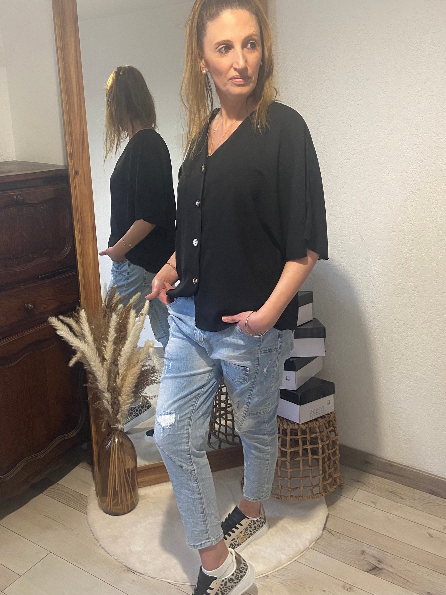 "Top gilet boutonné femme - vue de face style chic"