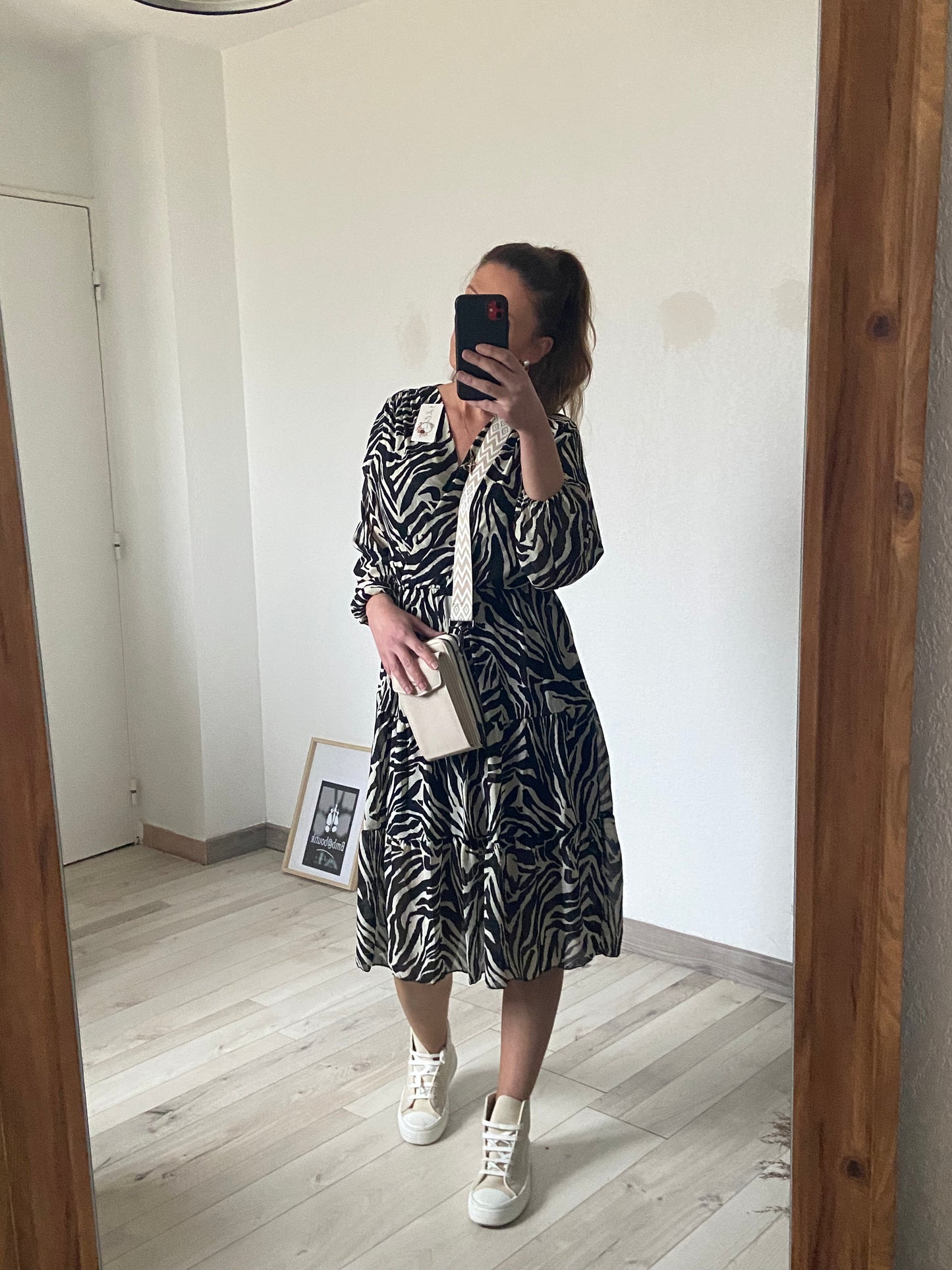 : "Robe zébrée femme - détails coupe flatteuse rayures"