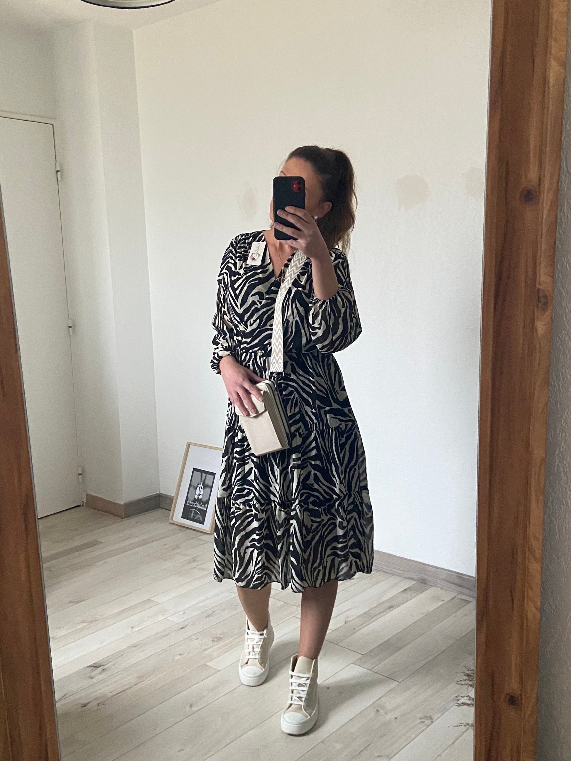 : "Robe zébrée femme - détails coupe flatteuse rayures"